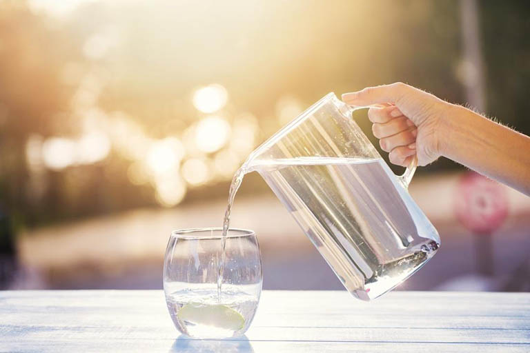 Vệ sinh tốt và uống nhiều nước mỗi ngày để tránh nhiễm trùng đường tiết niệu