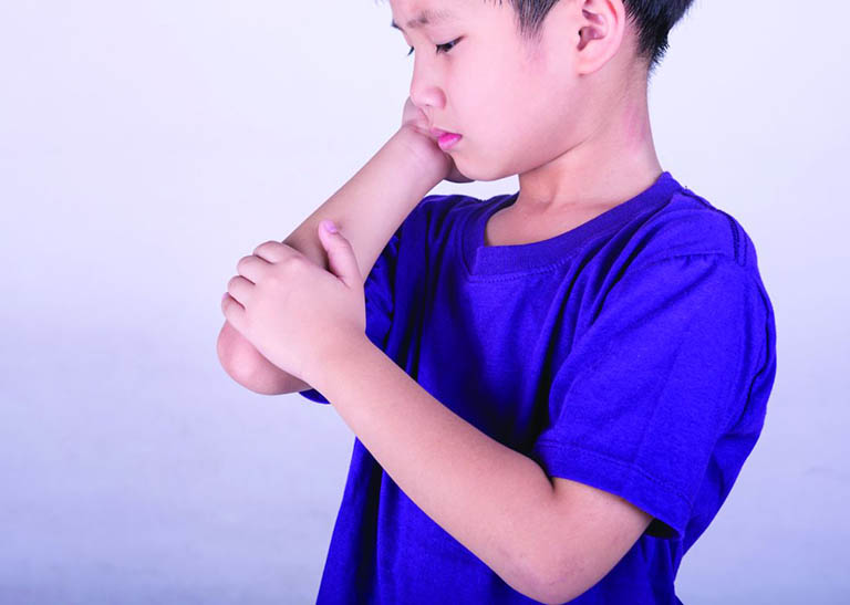 Bệnh viêm khớp Still ở trẻ em thường gây tổn thương từ 1 đến 4 khớp trên cơ thể