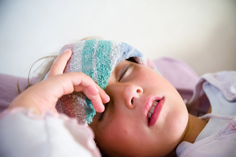 Bệnh viêm khớp Still ở trẻ em khiến bệnh nhân sốt cao kèm theo ban đỏ