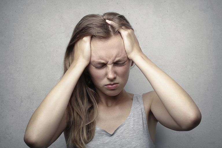 Sử dụng thuốc nhuộm tương phản có thể gây đau đầu, chóng mặt