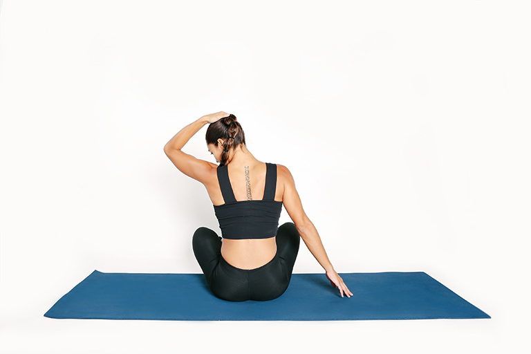 Bài tập yoga giúp giãn cơ thang đầu xương, cải thiện đau và cứng khớp do thoát vị đĩa đệm