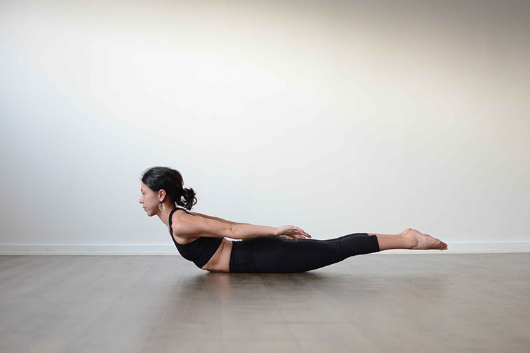 Bài tập yoga tư thế châu chấu giúp giãn cơ, cải thiện cứng khớp và đau nhức do đĩa đệm tổn thương