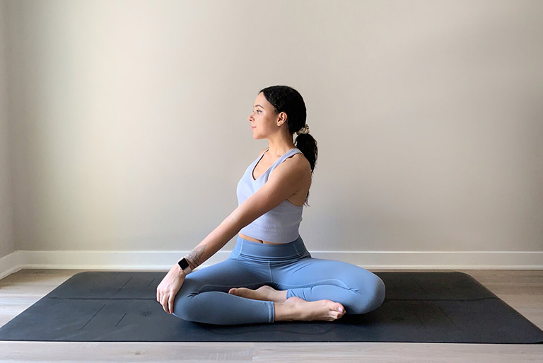 Bài tập Easy Sitting Twist (Ngồi xoay người) - Bài tập yoga giúp cải thiện sức bền và độ linh hoạt cho cột sống