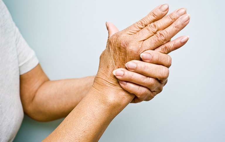 Đau và cứng khớp là triệu chứng thường gặp ở những bệnh nhân bị thoái hóa khớp ngón tay, bàn tay
