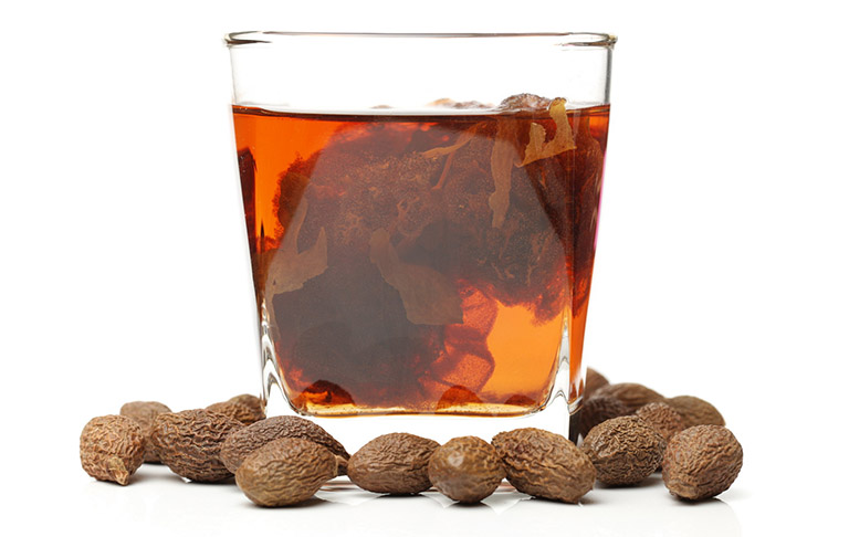 Cách dùng hạt đười ươi pha trà điều trị gai cột sống