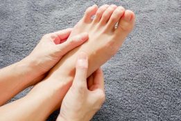 cách chữa tê bì chân tay tại nhà