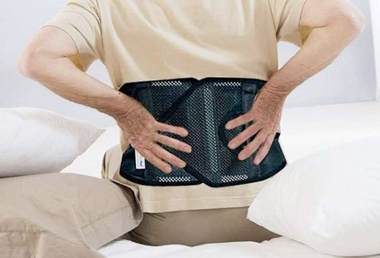 mẹo chữa đau lưng cho người cao tuổi