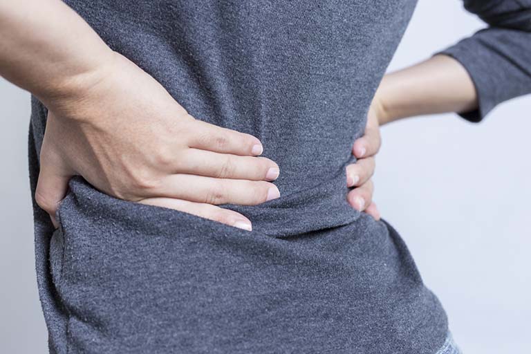 Đau lưng cấp khiến bệnh nhân đột ngột đau nhói hoặc đau nhức âm ỉ ở lưng