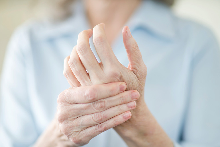 Tê tay là sự suy giảm hoặc mất cảm giác ở bàn tay hoặc/ và các ngón tay