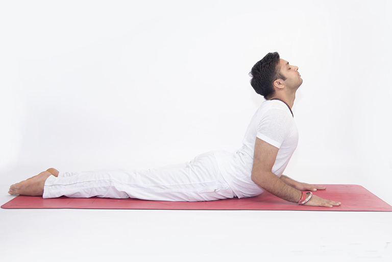 bài tập yoga tư thế rắn hổ mang giúp tăng chiều cao cho nam