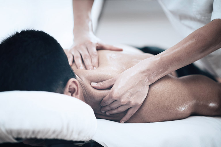 massage giảm đau xương khớp