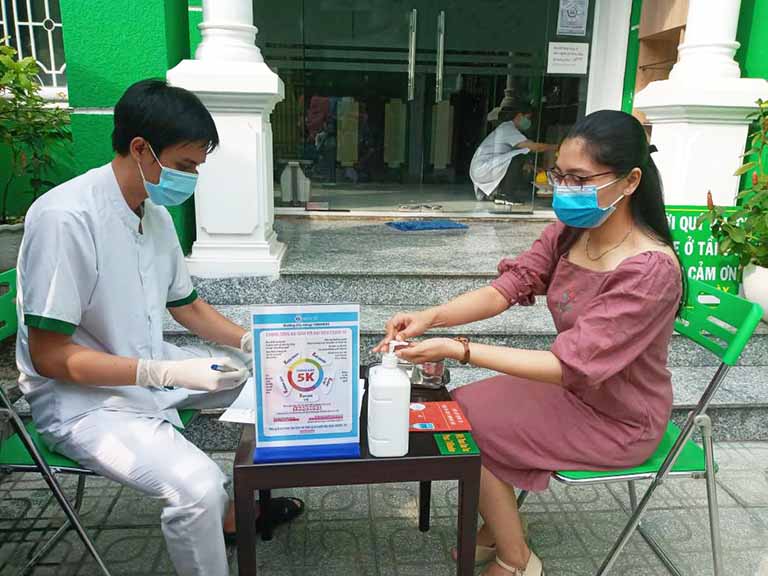 IHR Việt Nam thực hiện các biện pháp phòng chống dịch với nhóm bệnh nhân đến thăm khám trực tiếp