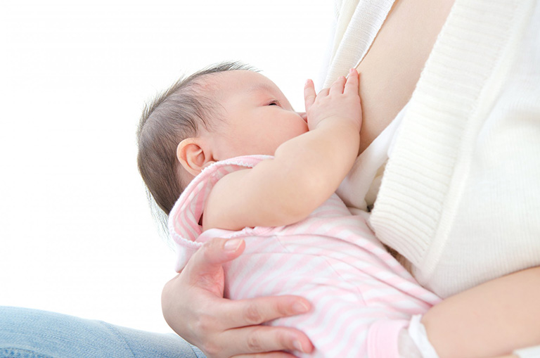 bổ sung canxi cho bé sơ sinh qua sữa mẹ bằng việc cho bú mỗi ngày