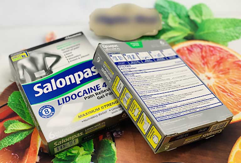 Cho con bú dụng Salonpas