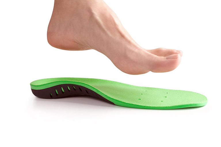 Dùng miếng lót giày hoặc nẹp chỉnh hình để hỗ trợ bàn chân