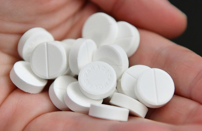 Acetaminophen hoặc Ibuprofen thường được đề nghị để giảm những cơn đau vừa đến nhẹ