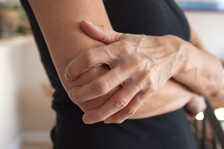 Đau khuỷu tay đột ngột thường kèm theo cứng khớp và hạn chế phạm vi chuyển động