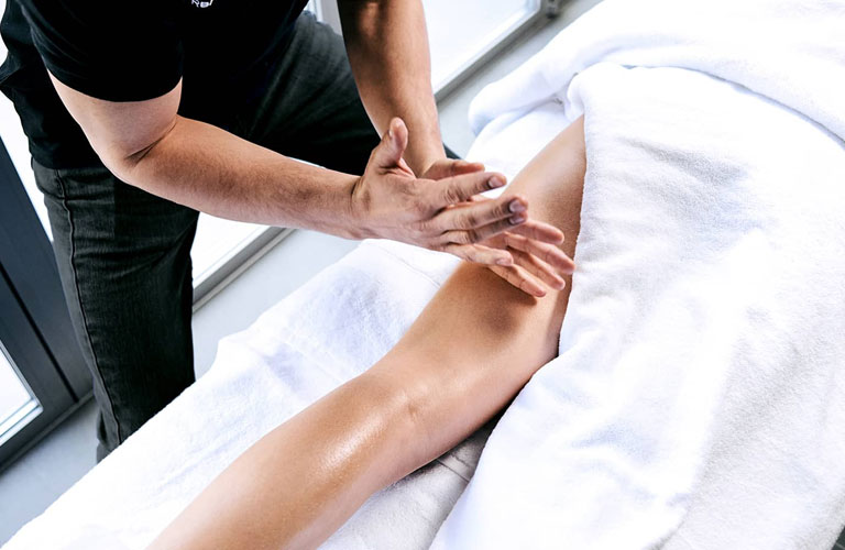 cách massage chân hiệu quả