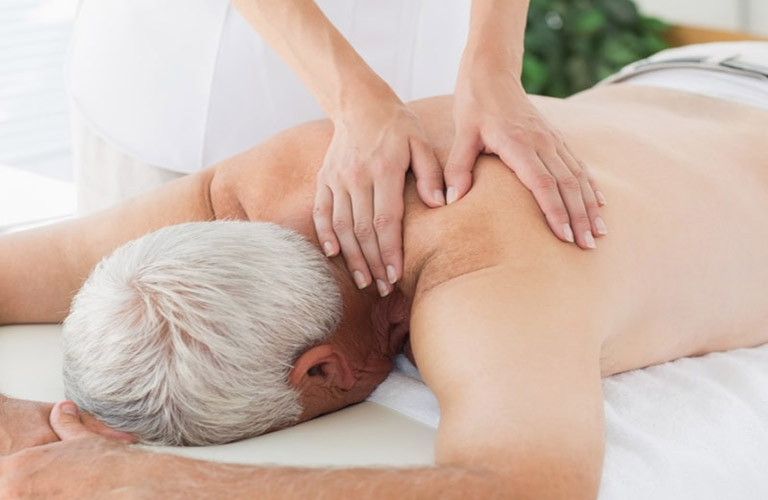 Massage là một phương pháp điều trị thoát vị đĩa đệm ở người cao tuổi khá phổ biến